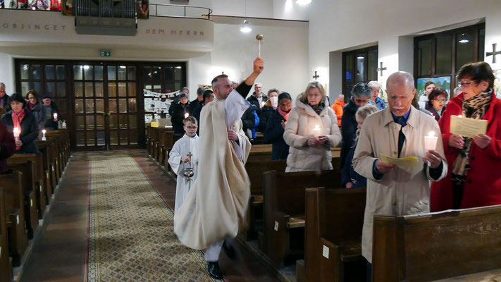 Ostersonntag: Auferstehungsfeier um 5:00 früh, Ostersegen für die Gemeinde