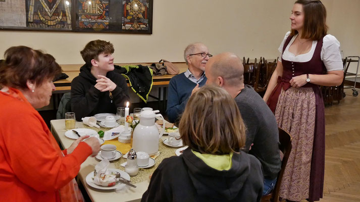 Osterfrühstück im Pfarrsaal.