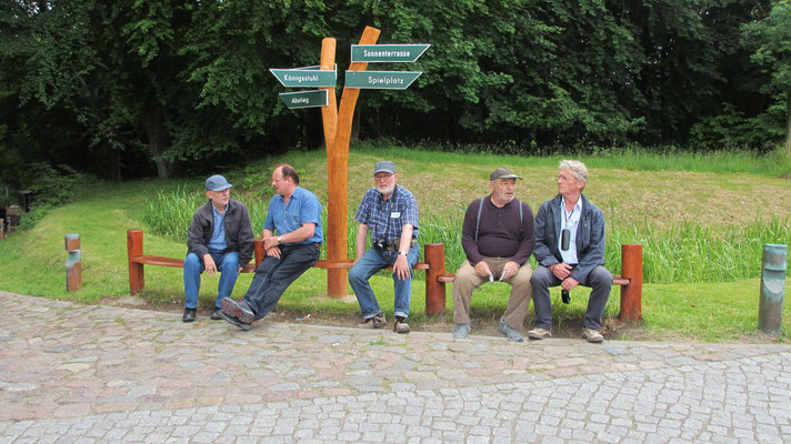 Montag: Männer-Wartepause auf dem Rückweg vom Kreidefelsen.