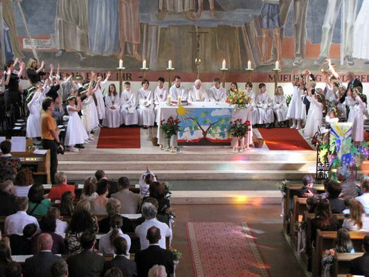 Die 31 Kinder sind während der ganzen Messe links und rechts vom Altar.