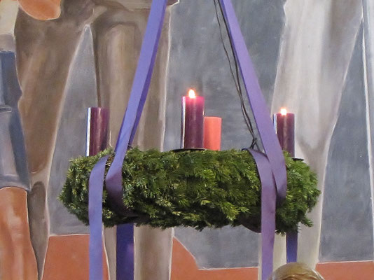 Zweiter Adventsonntag, am Kranz brennen schon zwei Kerzen