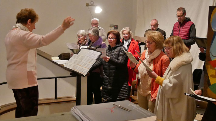Auferstehungsfeier um 5:00 Früh: der Kirchenchor.