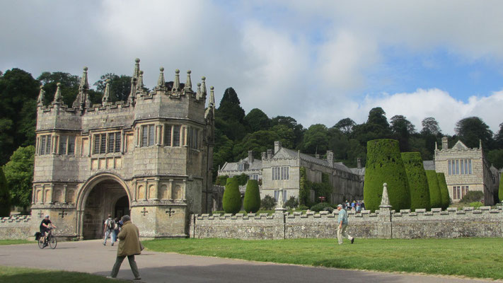 Donnerstag: Fahrt zum Lanhydrock Herrnhaus, inmitten eines herrlichen Gartens gelegen.