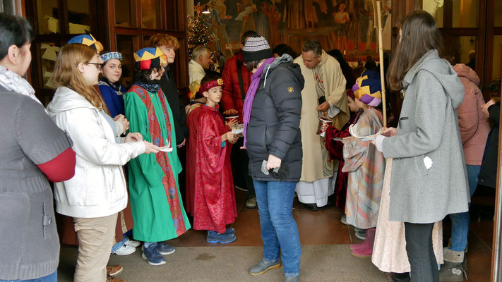 6.Jänner: Sternsinger Messe, Spendensammlung beim Ausgang