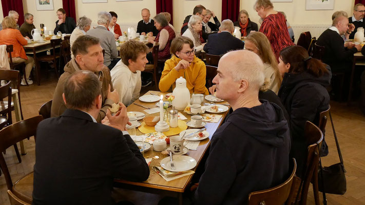 Osterfrühstück im Pfarrsaal.