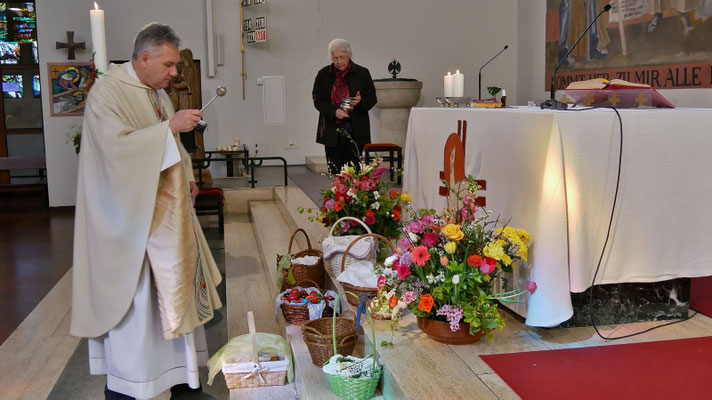 Festmesse um 9:30: Speisenweihe am Ende der Messe.