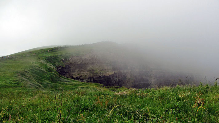 Mittwoch: Die Cliffs of Moher, leider versteckt hinter einem Neblvorhang.