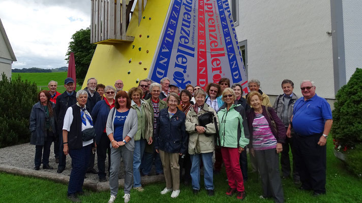 Mittwoch: Gruppenfoto vor der Appenzeller Käserei in der Schweiz.