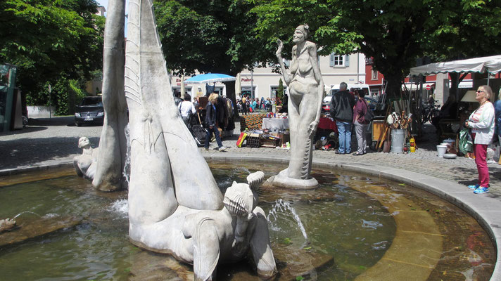 Samstag:  Quermania Brunnen auf dem Hauptplatz von Überlingen.