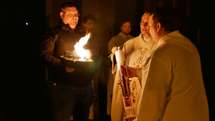 Auferstehungsfeier am Ostersonntag  um 5:00 Früh, Osterkerze mit dem Osterfeuer entzünden