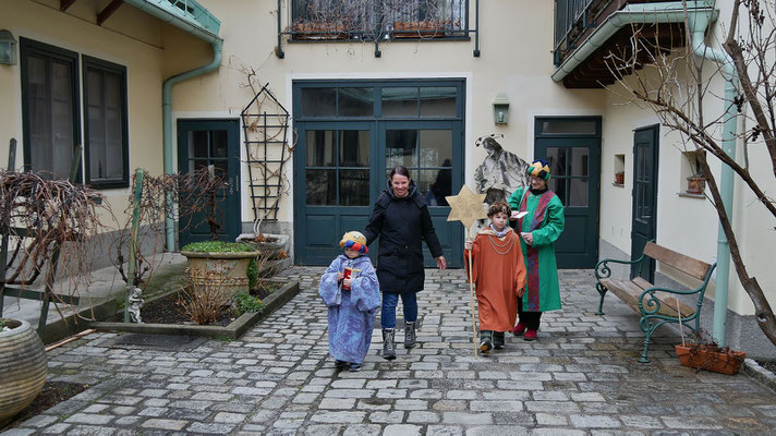 Montag (vierter Tag), Hausbesuch der fünften Sternsinger Gruppe