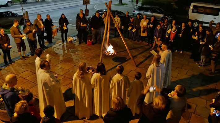 Auferstehungsfeier um 5:00 Früh: versammelte Gemeinde beim Osterfeuer vor der Kirche.