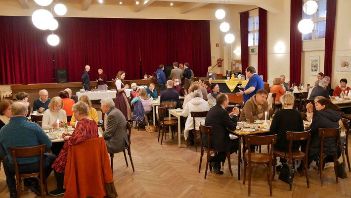 Osterfrühstück im Pfarrsaal.