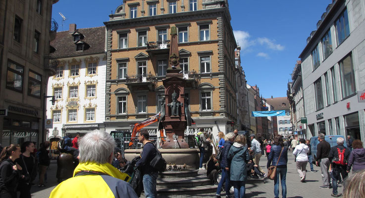Freitag: Der Kaiserbrunnen auf der Marktstätte in Konstanz.