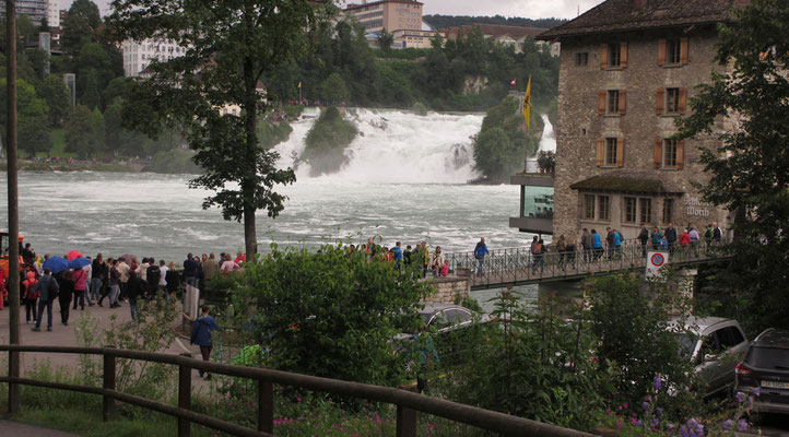 Sonntag: Der Rheinfall bei Neuhausen.