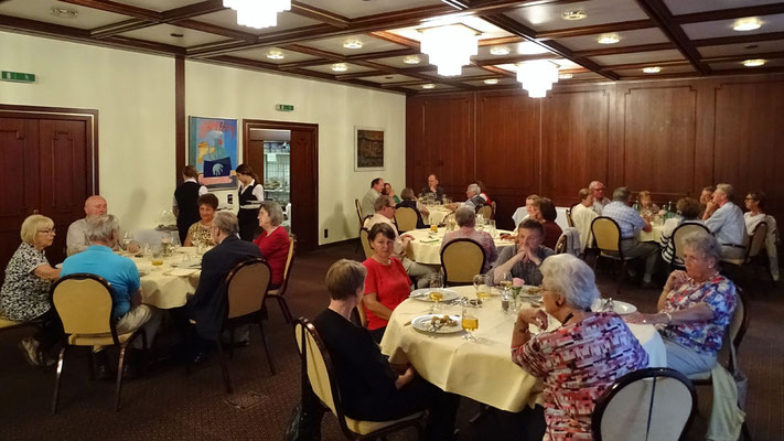 Sonntag: Geselliger Abschluss am letzten Abend im Hotel in Friedrichshafen (1 von 3).