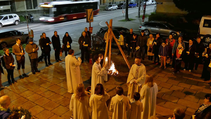 Auferstehungsfeier um 5:00 Früh: Segnung der Osterkerze.