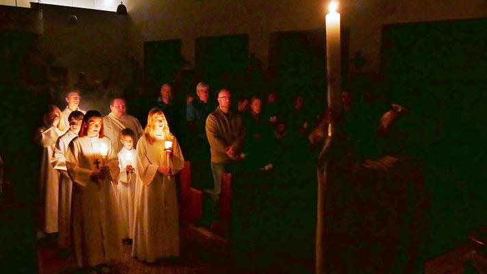 Auferstehungsfeier um 5:00 Früh: Einmarsch in die Kirche mit der Osterkerze.