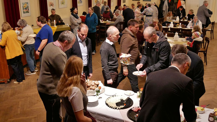Osterfrühstück im Pfarrsaal.