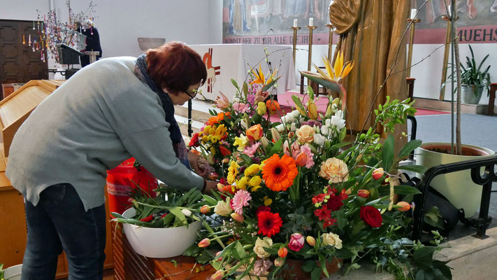 Karsamstag: Blumengestecke herrichten mit Blumen, die am Karfreitag mitgebracht wurden