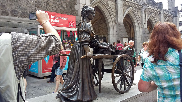Sonntag: Statue der Fischändlerin Molly Malone, Ikone der Stadt Dublin.