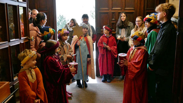 6.Jänner: Sternsinger Messe, Spendensammlung beim Ausgang