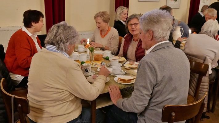 Osterfrühstück im Pfarrsaal.
