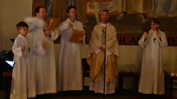 Auferstehungsfeier um 5:00 Früh: Gloria, Ratschen und Osterglocken bringen Licht und Orgel zurück.