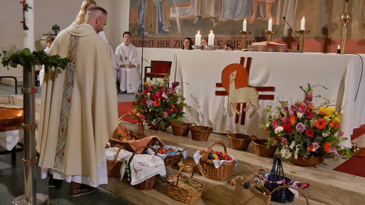 Auferstehungsfeier um 5:00 Früh: Speisenweihe am Ende der Messe.