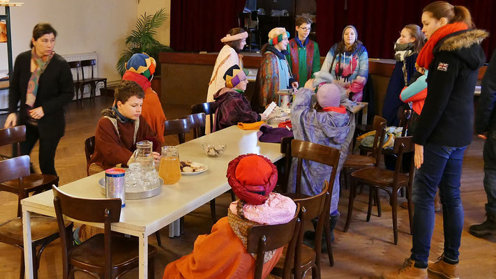 Dritter Tag: Sternsinger Messe, 16 Kinder und Begleiter, 4 Gruppen.