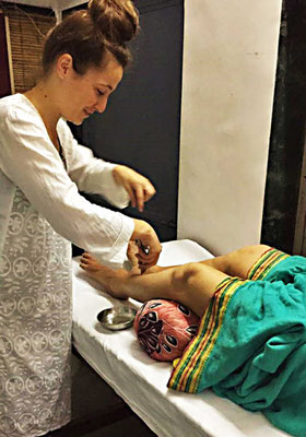 Unterstütztes Projekt Barefoot Acupuncturists Mumbai Indien Corin Koster Akupunktur Behandlung