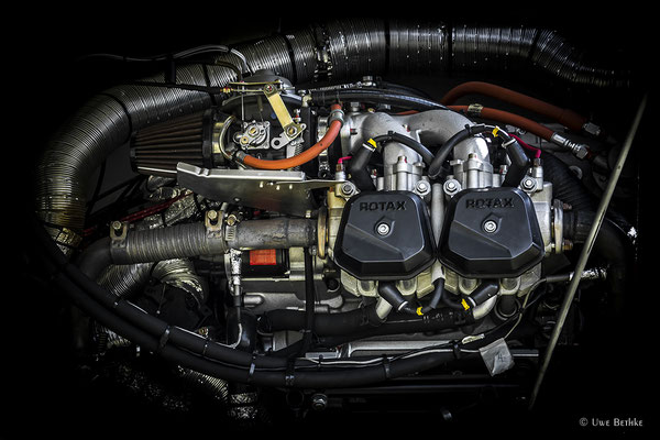 Rotax 912 (1989), luftgekühlter 4-Zylinder-Boxermotor, Leistung 80 PS, Hubraum 1,2 Liter. Einsatz u. a. in der Platzer Kiebitz.