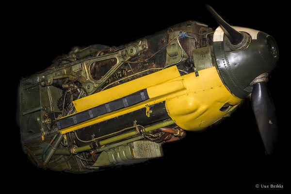 Daimler-Benz DB 601 A-1 (1937), flüssigkeitsgekühlter 12-Zylinder-V-Motor, Leistung 1.100 PS, Hubraum 33,9 Liter. Einsatz u. a. in der Messerschmitt Bf 109 E.