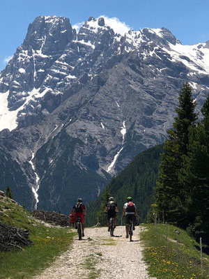 Abfahrt Richtung Schluderbach mit Cristallo Gruppe