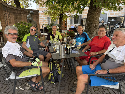 Tramin, bei einer guten Flasche Traminer