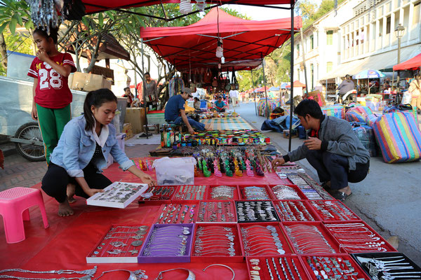 Les artisans préparent leur stand pour le marché nocturne quotidien de Luang Prabang
