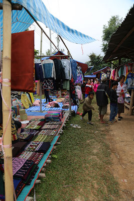 Stand de foulards laotiens