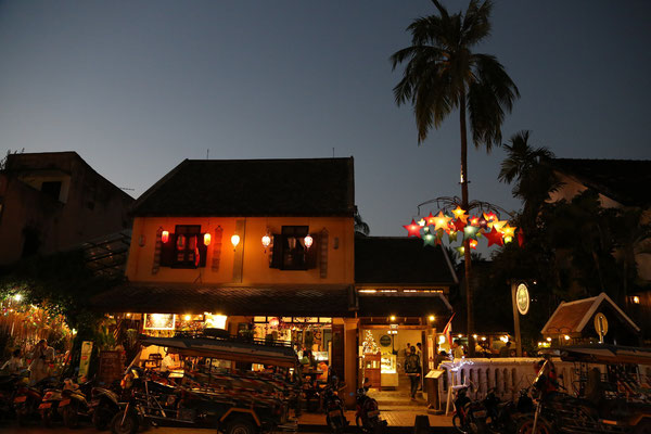 Dans la rue principale du vieux Luang Pranabng