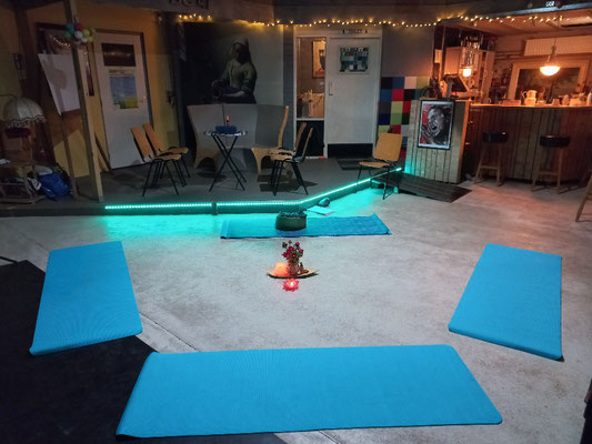 De eerste Dru yoga les in Borgercompagnie 