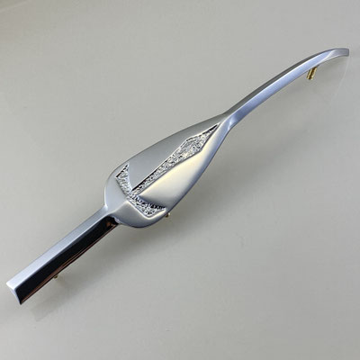 Nachguss von Zierteil für einen Oldtimer. Gefertigt in Handarbeit aus Messing mit glänzend verchromter Oberfläche. - nachguss.de