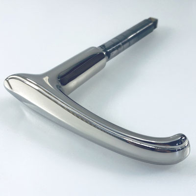 Nachguss von Griff für Oldtimer. Gefertigt aus massivem Messing nach altem Muster. Echte Handarbeit mit glänzend verchromter Oberfläche. - nachguss.de