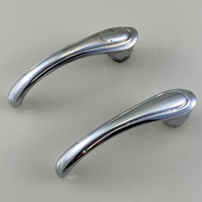 Original und Nachguss von Türgriff für Oldtimer. Gefertigt aus massivem Messing mit glänzend verchromter Oberfläche. - nachguss.de