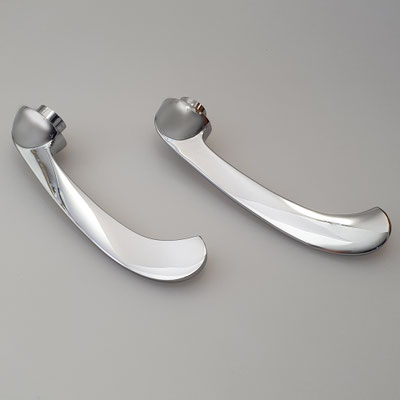 Original und Nachguss eines Oldtimer Griffs. Gefertigt im Sandgussverfahren (Handarbeit) aus massivem Messing mit glänzend verchromter Oberfläche. - nachguss.de