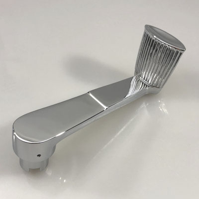 Nachguss von Türgriff für alten Volvo. Echte Handarbeit aus massivem Messing mit glänzend verchromter Oberfläche. nachguss.de
