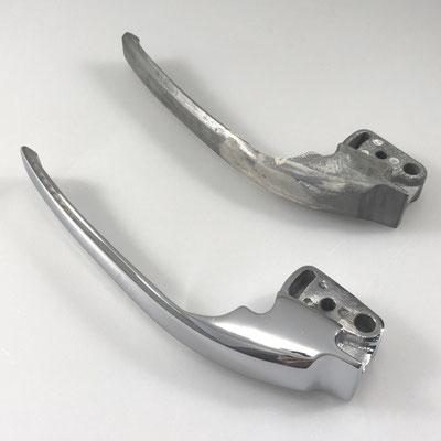 Original und Nachguss eines Oldtimer Türgriffes. Gefertigt in Handarbeit aus massivem Messing mit glänzend verchromter Oberfläche. - nachguss.de