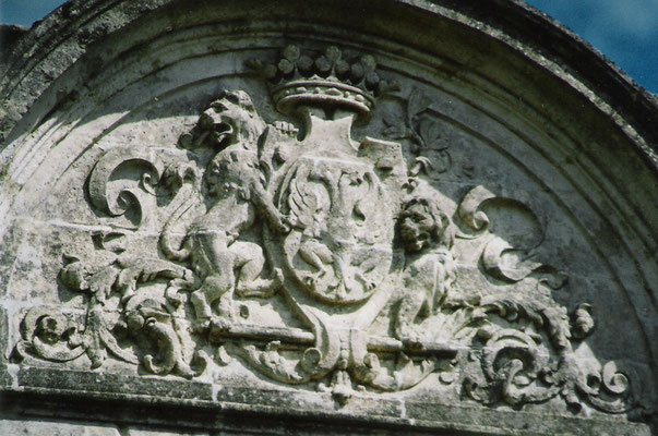 Charras Charente - château  - les armes des La LAURENCIE