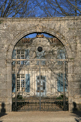 Charras Charente - château - la grille principale