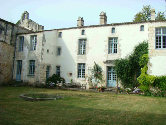 Charras 16 - abbaye de Grosbot - cour intérieure