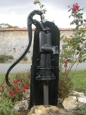 Charras - Charente - Charras d'hier et d'aujourd'hui - pompe du hameau de Chez Courbet