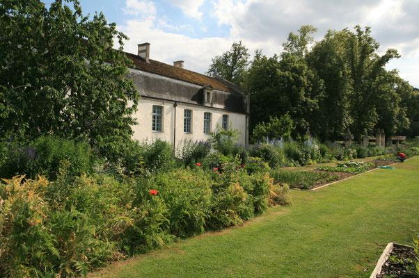 Charras 16 - abbaye de Grosbot - un jardin de fleurs et de légumes